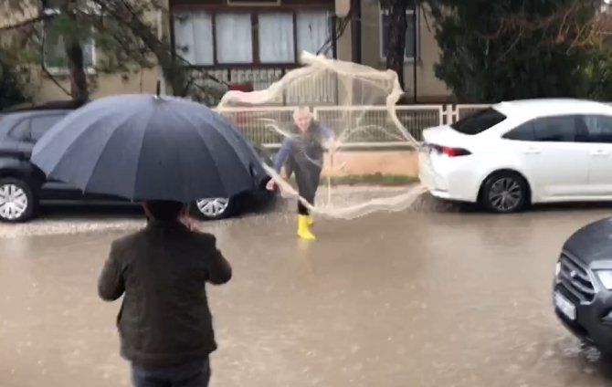 Göle Dönen Yollarda Ağ Atıp Balık Tutmaya Çalıştı