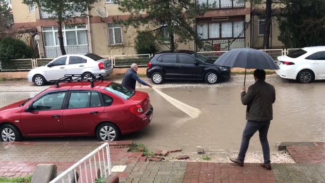 Göle Dönen Yollarda Ağ Atıp Balık Tutmaya Çalıştı