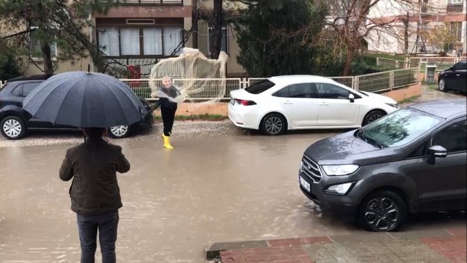 Göle Dönen Yollarda Ağ Atıp Balık Tutmaya Çalıştı