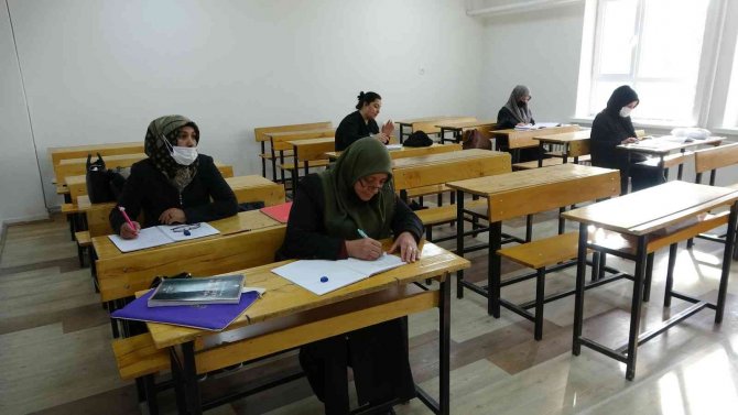 Elazığ’da 512 Kursta 8 Bin Vatandaş Eğitim Alıyor