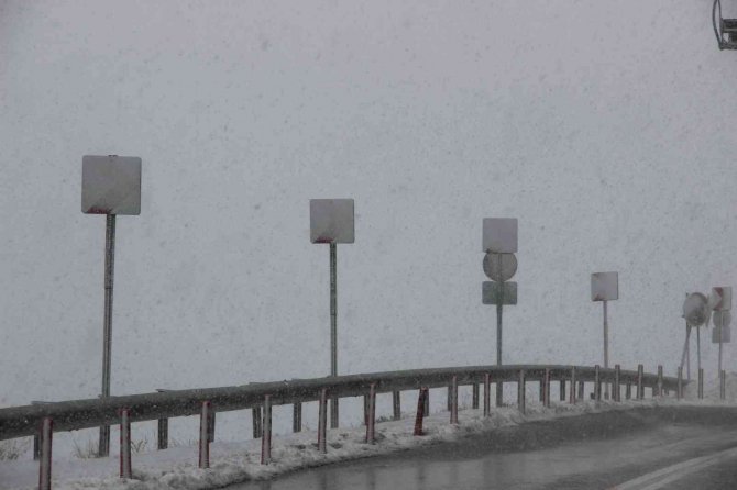Meteoroloji Uyarmıştı, Beklenen Kar Yağışı Erzurum’da Başladı