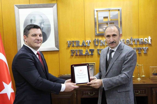 Rektör Göktaş, Ödül Alan Akademisyenlere Plaket Takdim Etti