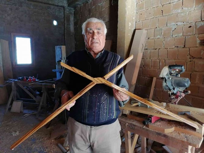 20 Yıldır Gönüllü Olarak Camilerin Ahşap İşini Yapıyor