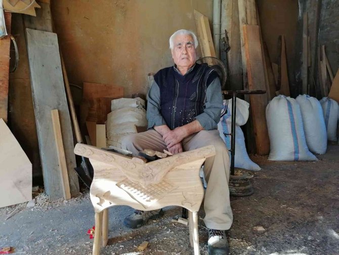 20 Yıldır Gönüllü Olarak Camilerin Ahşap İşini Yapıyor
