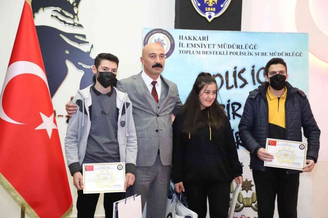 Hakkari Polisi Başarılı Öğrencileri Ödüllendirdi