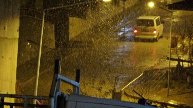 Yüksekova’da Lapa Lapa Kar Yağışı