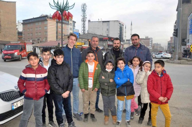Yüksekovalı Çocuklardan İ̇sviçreli Turiste İ̇ngilizce Tanıtım