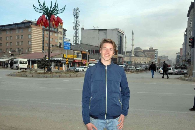 Yüksekovalı Çocuklardan İ̇sviçreli Turiste İ̇ngilizce Tanıtım