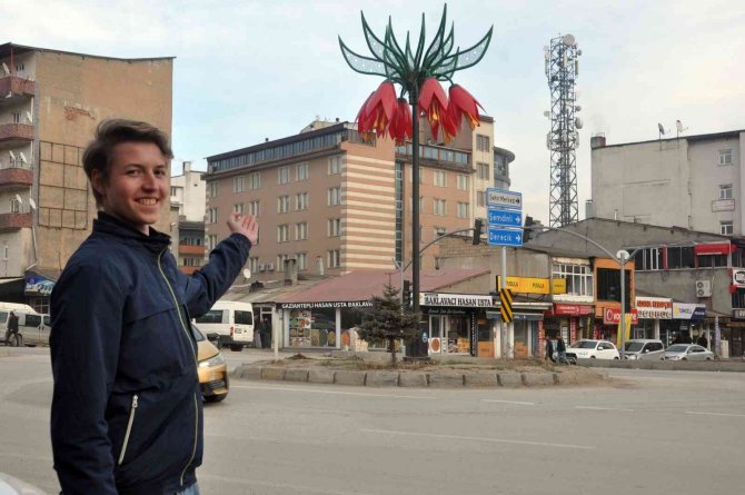 Yüksekovalı Çocuklardan İ̇sviçreli Turiste İ̇ngilizce Tanıtım