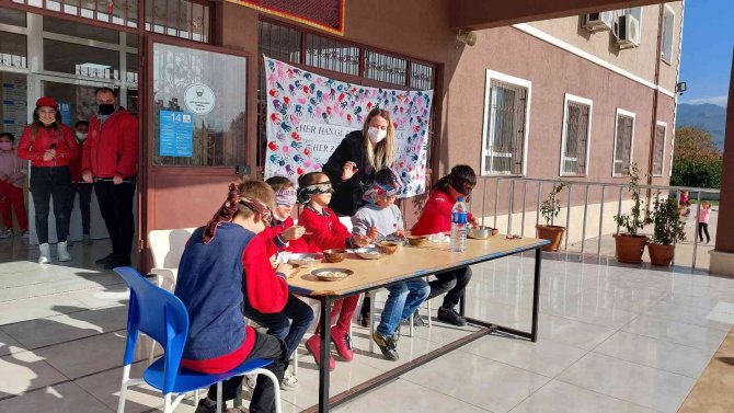 Öğrenciler Ayaklarıyla Resim Yaptı, Gözleri Kapalı Yemek Yedi