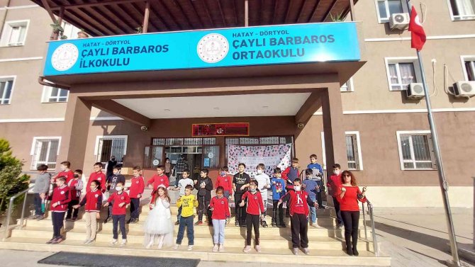Öğrenciler Ayaklarıyla Resim Yaptı, Gözleri Kapalı Yemek Yedi