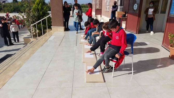 Öğrenciler Ayaklarıyla Resim Yaptı, Gözleri Kapalı Yemek Yedi