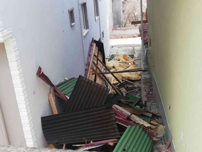 Samsun’da Fırtına Çatıları Uçurdu