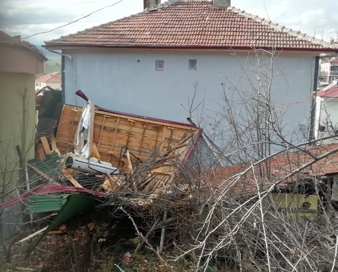 Samsun’da Fırtına Çatıları Uçurdu