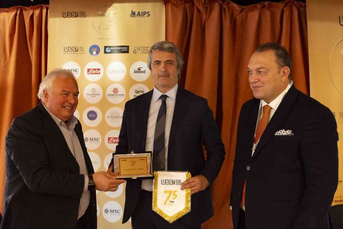 İ̇talya’da Keşaplı’ya Spor Dalında “En Başarılı Yabancı Muhabir” Ödülü Verildi