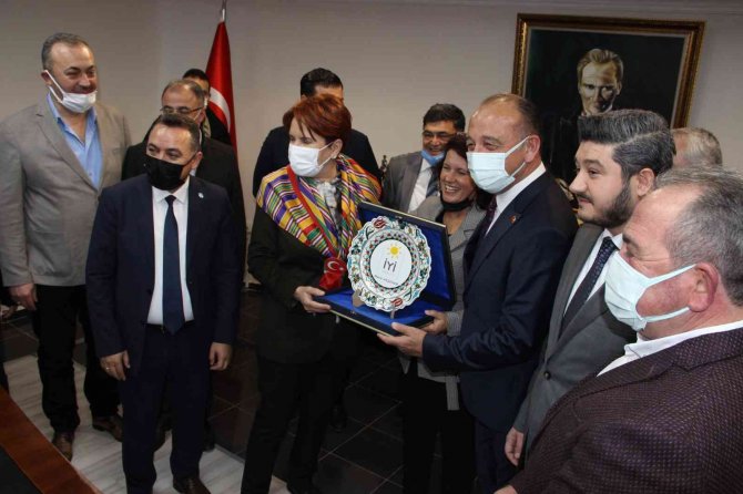İ̇yi̇ Parti Genel Başkanı Akşener Manisa’da Esnaf Ziyareti Yaptı