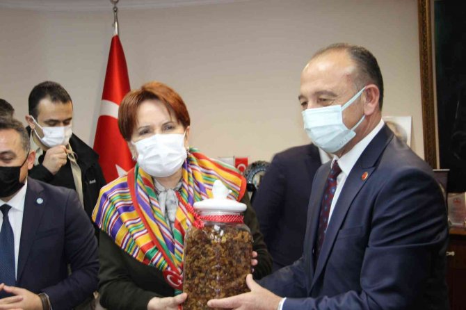 İ̇yi̇ Parti Genel Başkanı Akşener Manisa’da Esnaf Ziyareti Yaptı