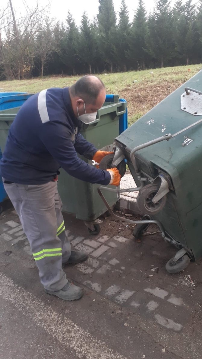 İ̇zmit Belediyesi’nden Konteyner Mesaisi