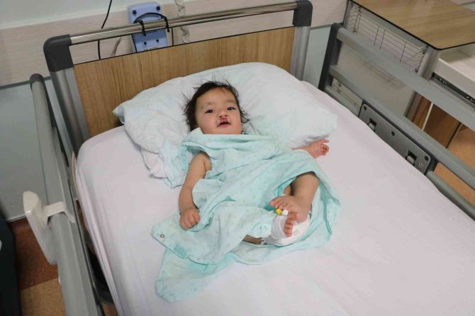 Yarık Damak Ve Dudaklı Bebeğe "Türk Lalesi" Ameliyatı