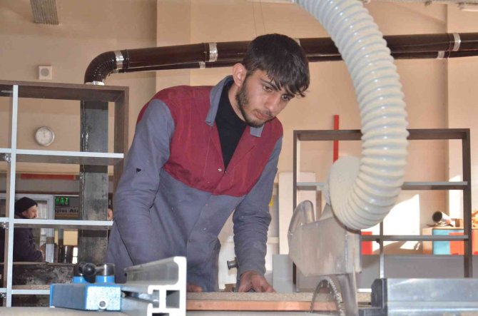 Öğrenciler Okullara Kütüphane Mobilyası Üretiyor