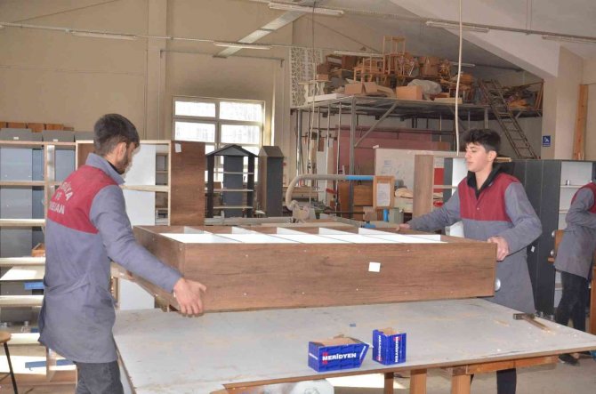 Öğrenciler Okullara Kütüphane Mobilyası Üretiyor