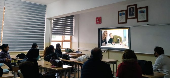 “En İ̇yi Narkotik Polisi Anne” Projesinde Annelerin Eğitimleri Sürüyor