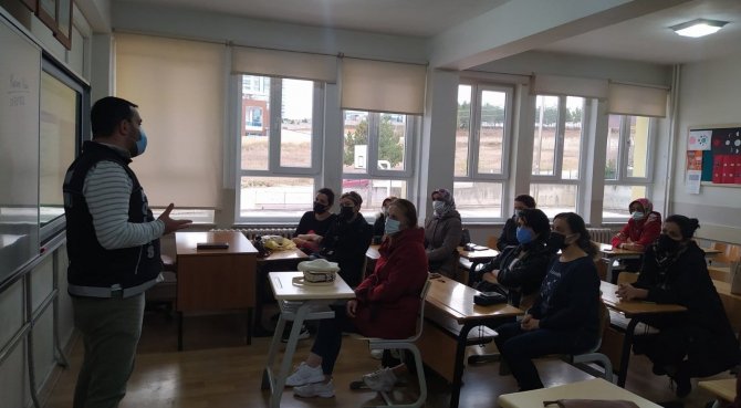 “En İ̇yi Narkotik Polisi Anne” Projesinde Annelerin Eğitimleri Sürüyor