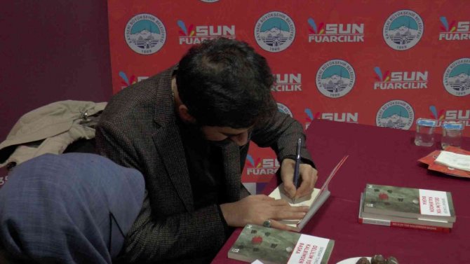 Serdar Tuncer’in İmza Standına Yoğun İlgi