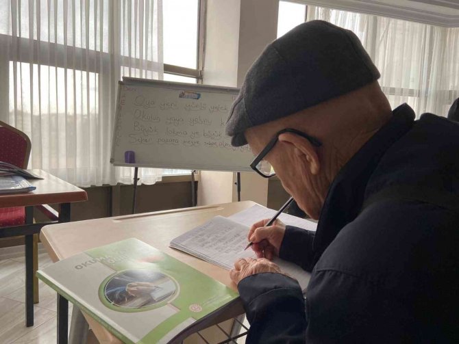 Huzurevindeki Yaşlılar Okuma Yazma Öğreniyor