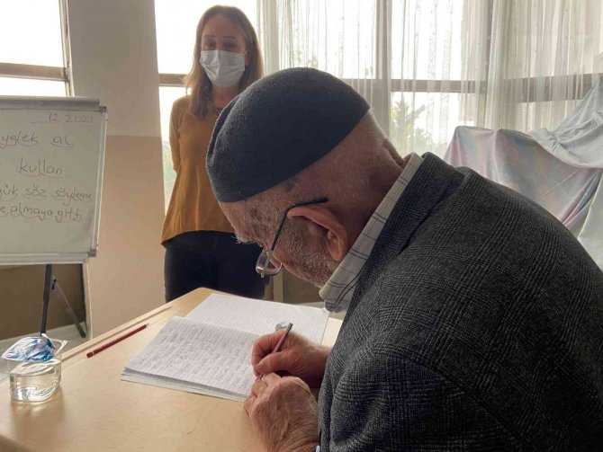 Huzurevindeki Yaşlılar Okuma Yazma Öğreniyor