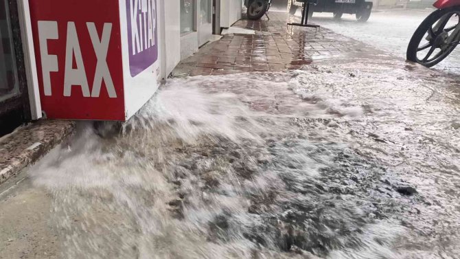 Silifke’de Yağışlar Sele Neden Oldu, Araçlar Sulara Kapıldı