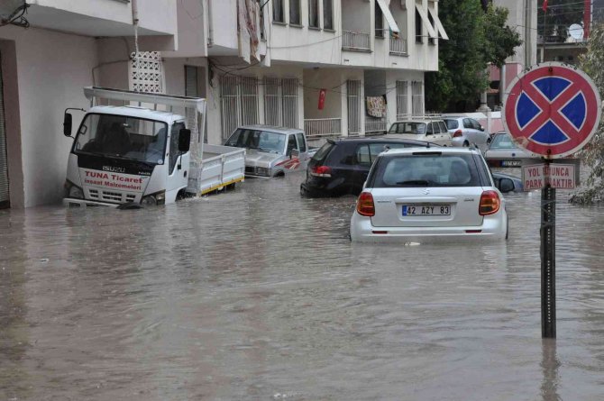 Silifke’de Yağışlar Sele Neden Oldu, Araçlar Sulara Kapıldı