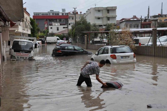 Silifke’de Yağışlar Sele Neden Oldu, Araçlar Sulara Kapıldı