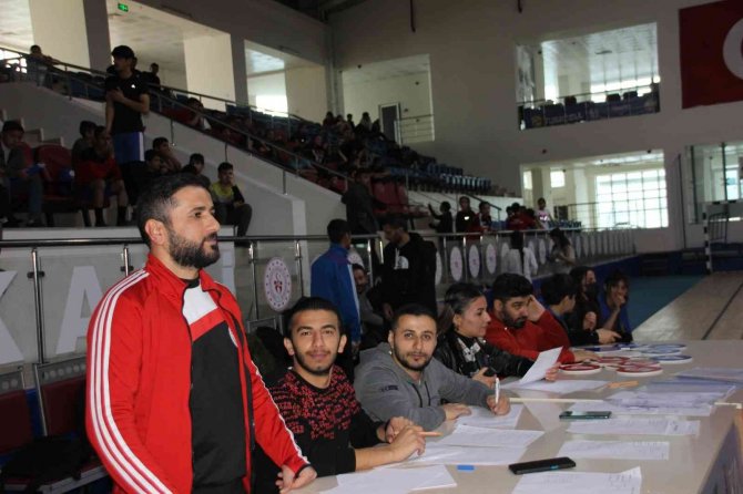 Hakkari’de Okullar Arası Güreş Turnuvası Düzenlendi