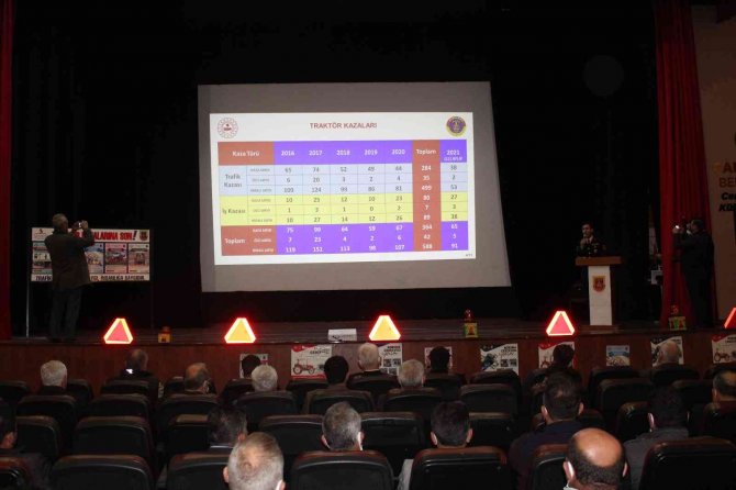 Çarşamba’da Traktörlere Reflektör Ve Sarı Çakar Lamba Takıldı