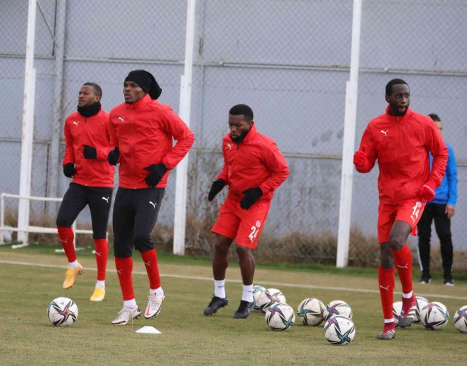 Sivasspor’da Galatasaray Mesaisi Sürüyor