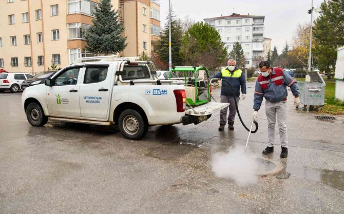 Tepebaşı’ndaki Rögar Kapaklarında İlaçlama Çalışmaları