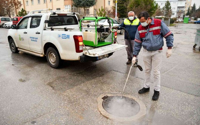 Tepebaşı’ndaki Rögar Kapaklarında İlaçlama Çalışmaları