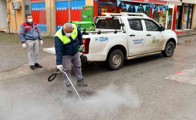 Tepebaşı’ndaki Rögar Kapaklarında İlaçlama Çalışmaları