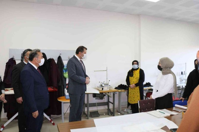 Vali Ayhan’dan Öğrencilere Kitap Hediyesi