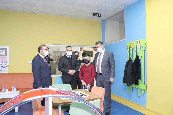 Vali Ayhan’dan Öğrencilere Kitap Hediyesi