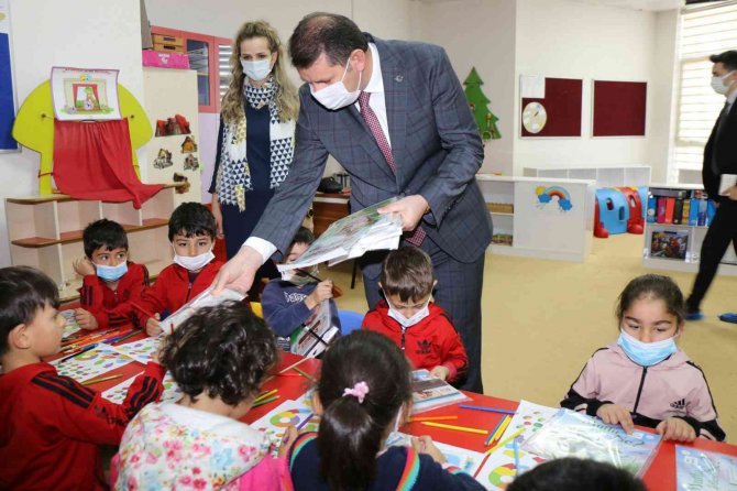 Vali Ayhan’dan Öğrencilere Kitap Hediyesi