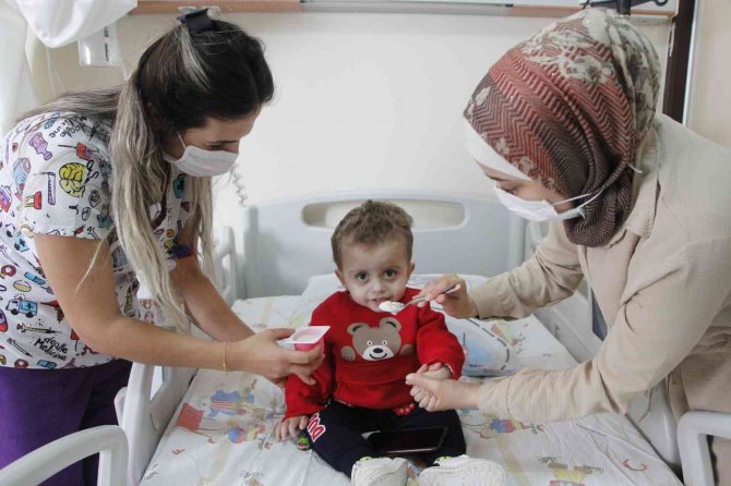 Velid Bebeğe Midesinden Yemek Borusu Yapıldı