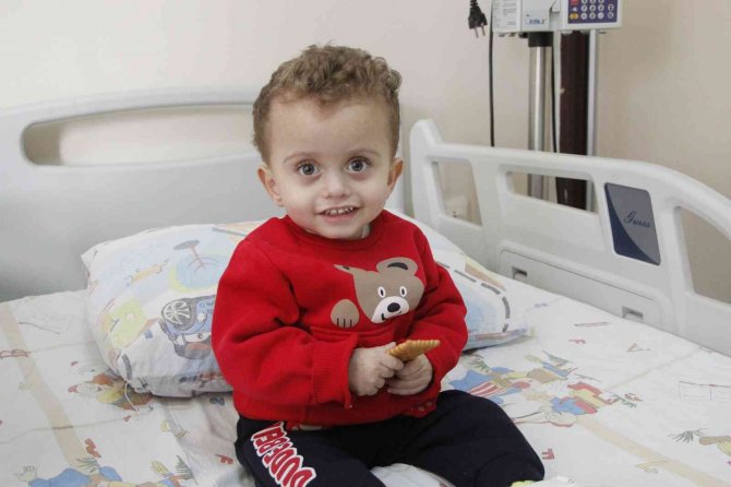 Velid Bebeğe Midesinden Yemek Borusu Yapıldı