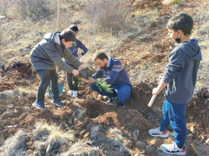 Yahyalılı Gençler Fidanları Toprakla Buluşturdu