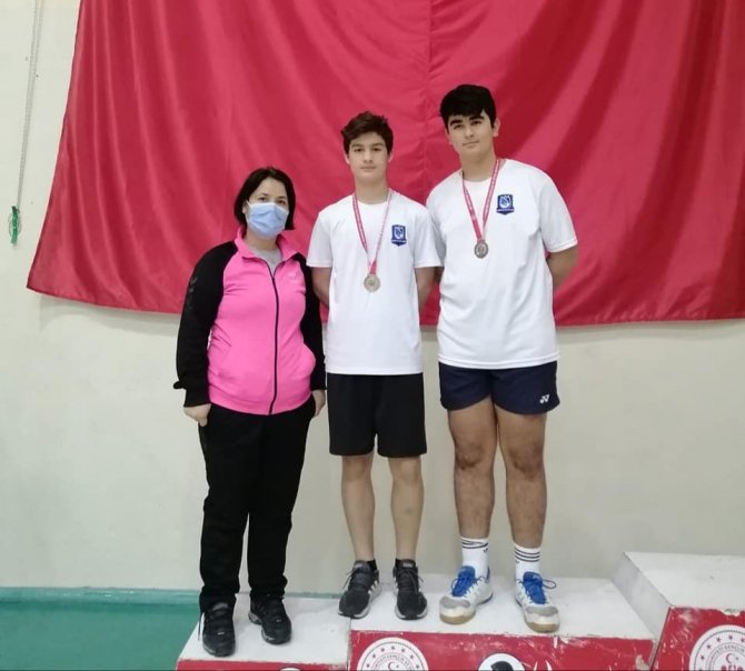 Yunusemreli Badmintonculardan Madalya Yağmuru