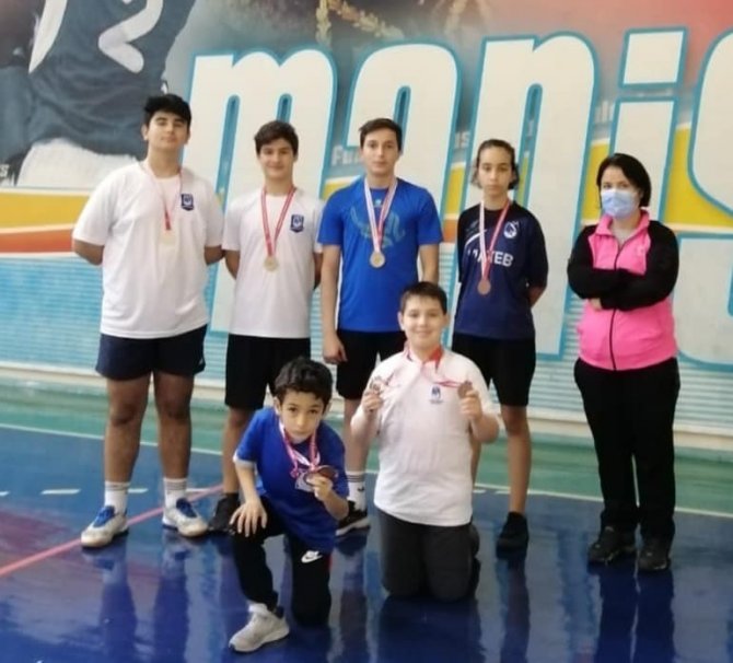 Yunusemreli Badmintonculardan Madalya Yağmuru