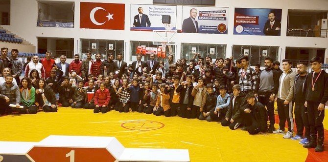 Başkan Arslan Güreş Turnuvası Ödül Törenine Katıldı