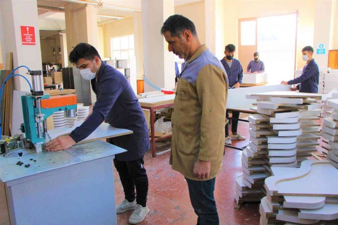 Amasya’da Kütüphanesiz Okulların Masa Ve Kitaplıkları Meslek Lisesi Öğrencilerinden