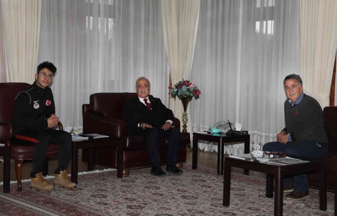 Olimpiyatlara Katılma Hakkı Elde Eden Atatürk Üniversiteli Furkan Akar’dan Rektör Çomaklı’ya Ziyaret